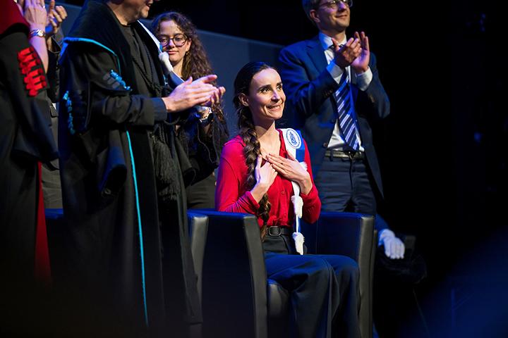 Salomé Saqué lors de la cérémonie de remise du doctorat honoris causa